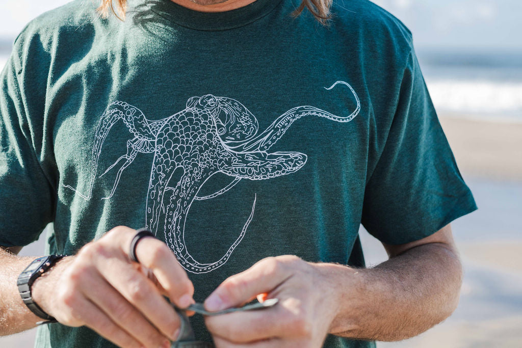 Giant Pacific Octopus T-Shirt in Heather Forest Green